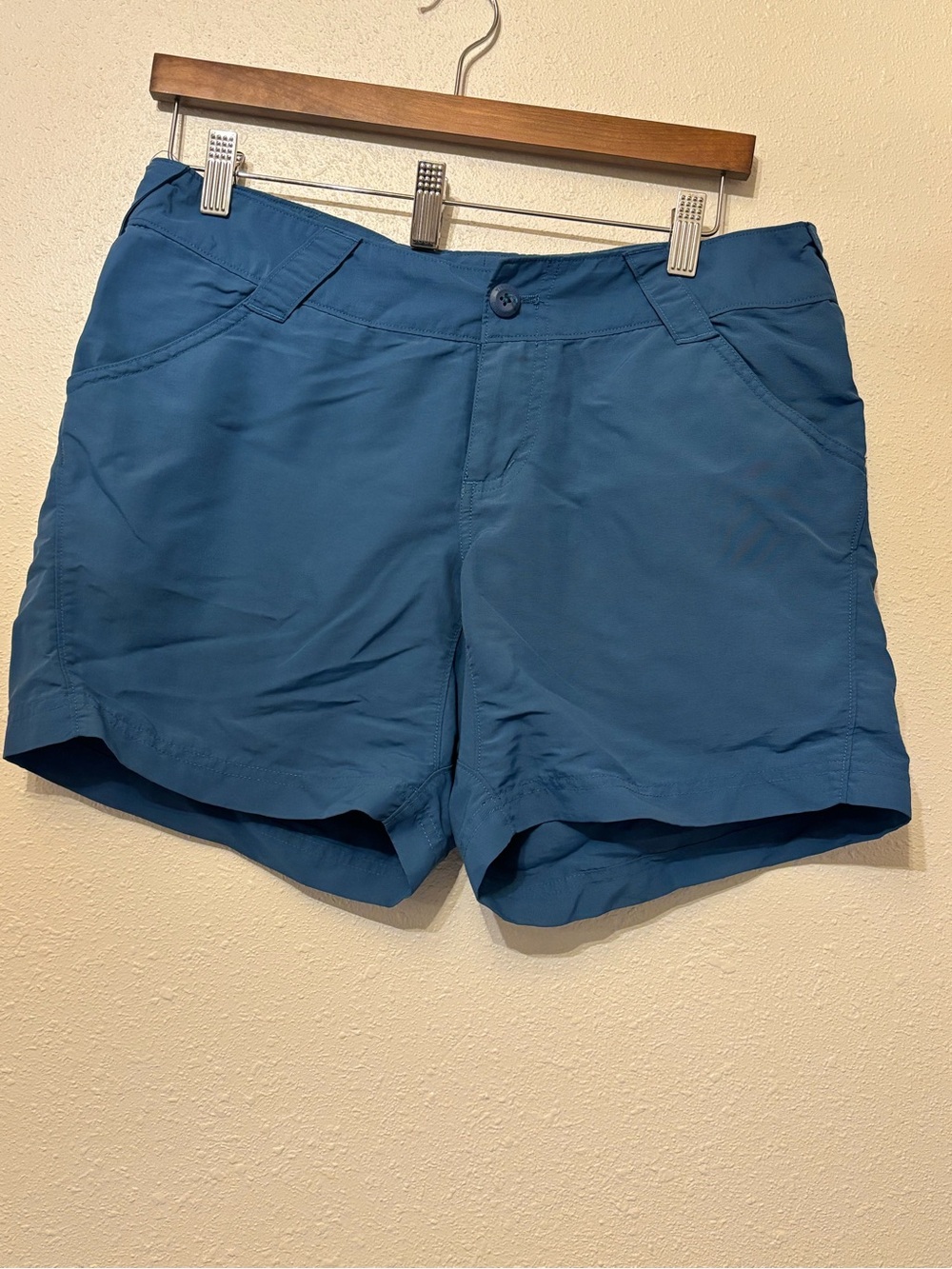 Women's Flat Front Performance Fishing Gear Shorts — Teal Blue M
0092S